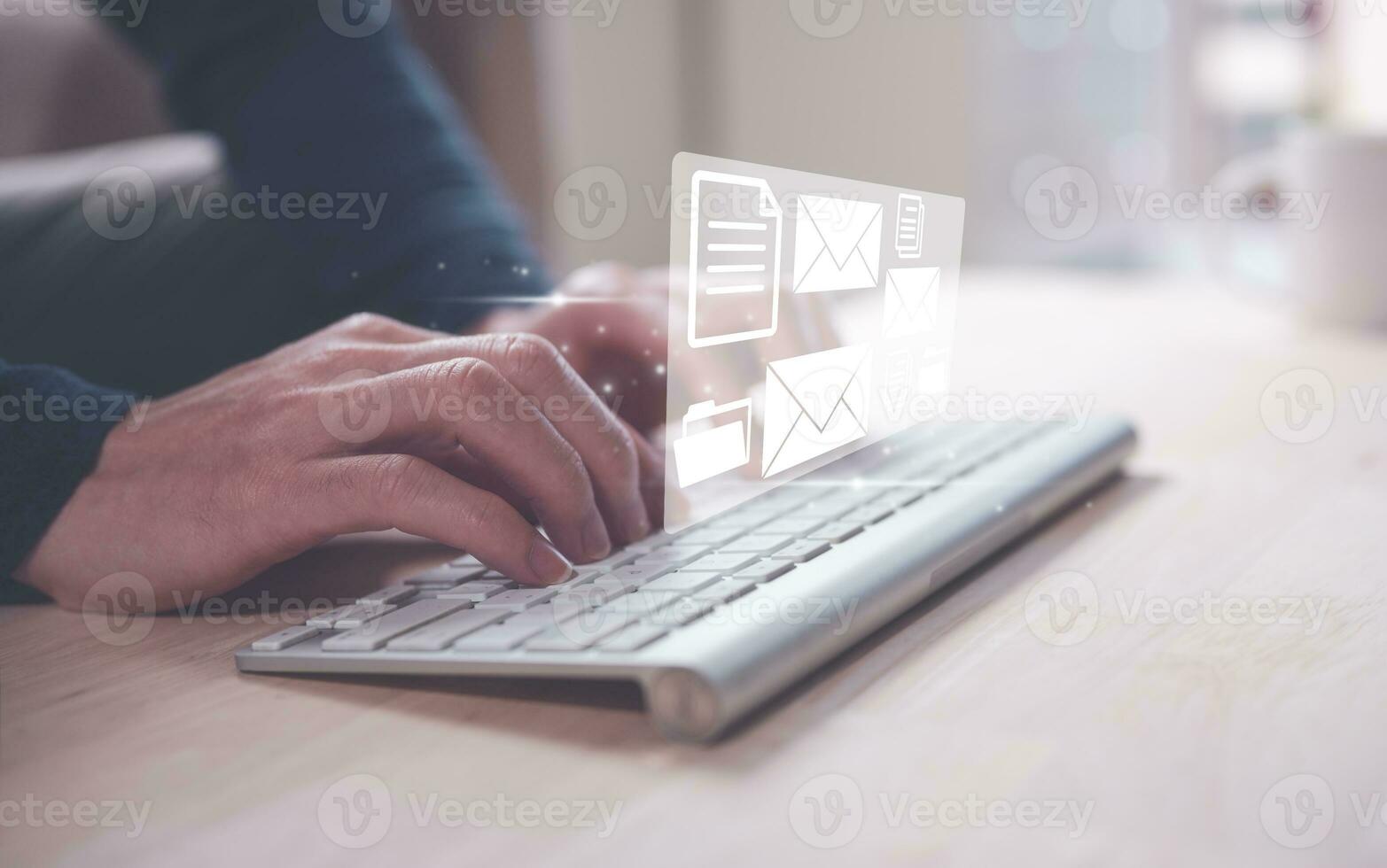 email et document concept, homme d'affaire dactylographie sur clavier révision en train de lire Envoi en cours email à clients, affaires promotion, en ligne document photo