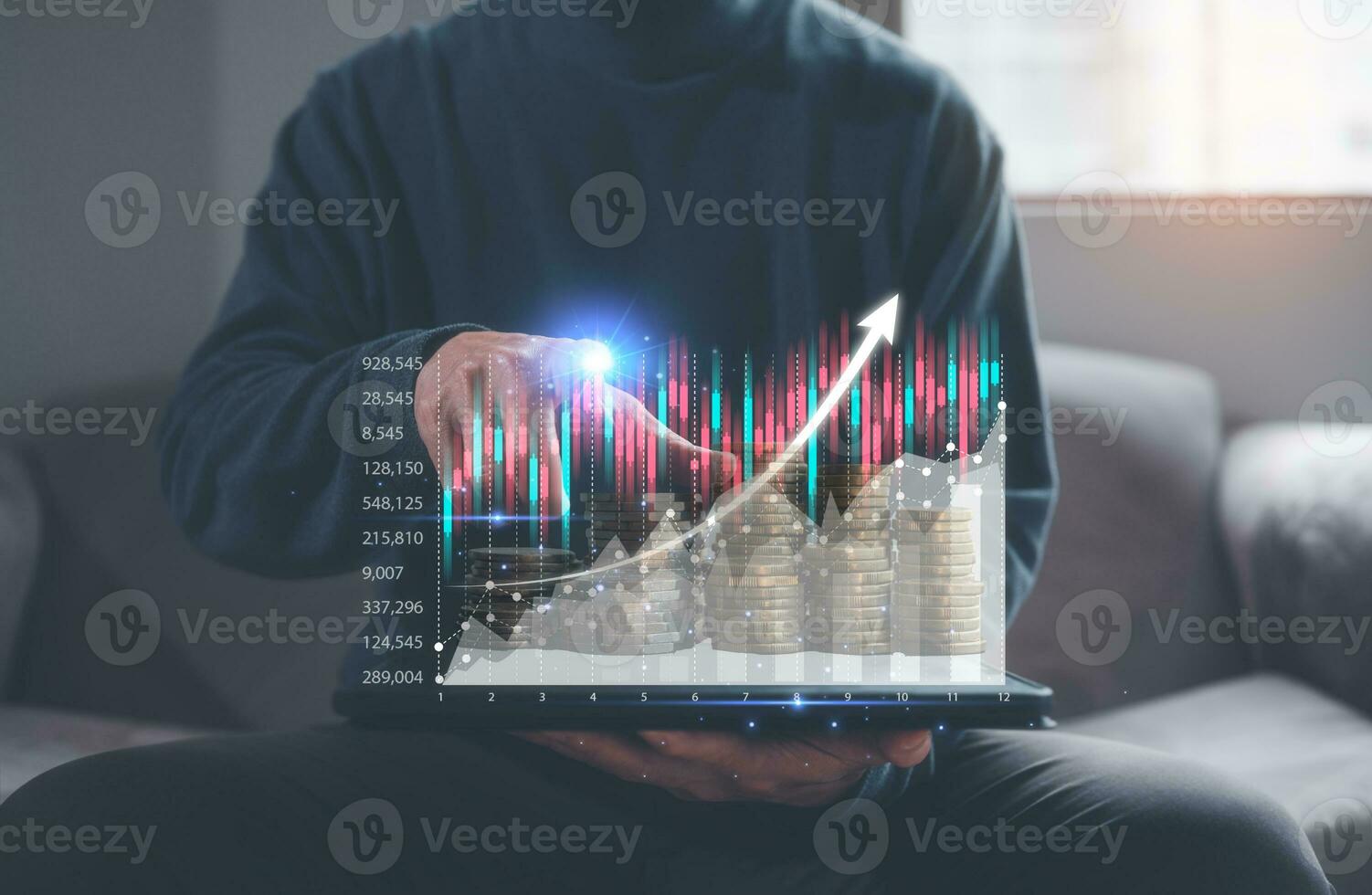 investissement Stock marché Les données une analyse concept, homme d'affaire en utilisant ordinateur tablette analyste virtuel commerce graphique, commerce en ligne, financier mobile application Plate-forme photo