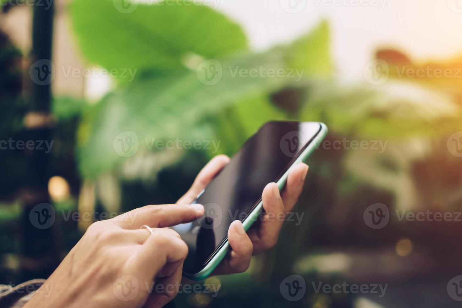 Main de femme à l'aide de smartphone pour faire des travaux de communication de réseau social d'entreprise photo