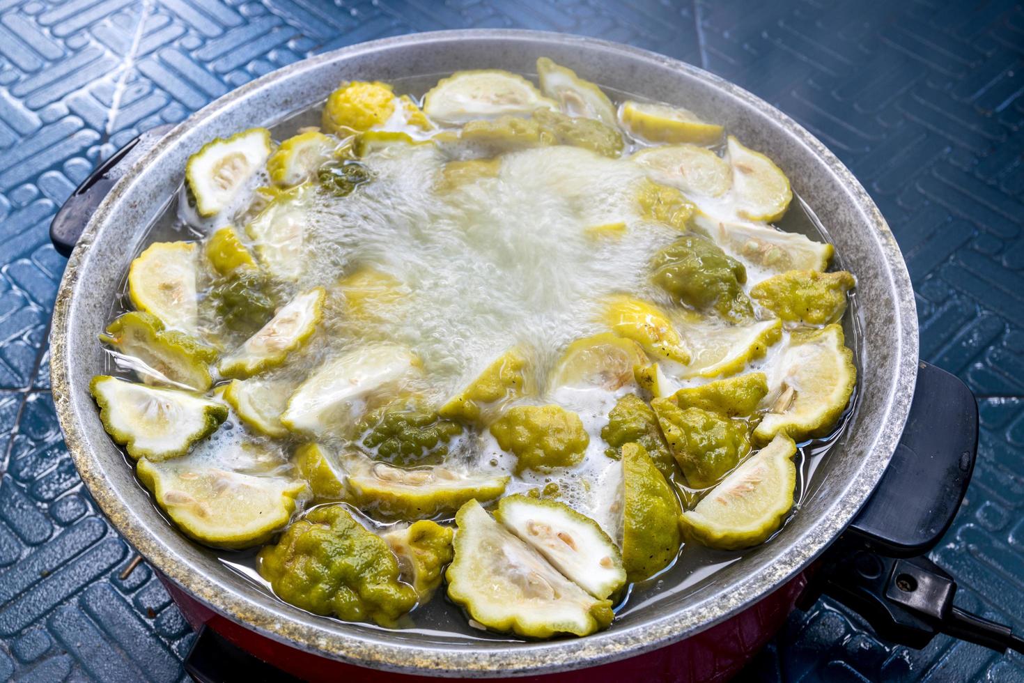 faire bouillir le zeste de lime kaffir dans une casserole électrique photo