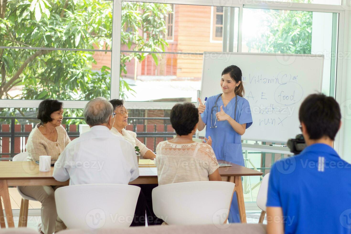 allaitement Accueil se soucier concept.groupe de content asiatique personnes âgées. photo