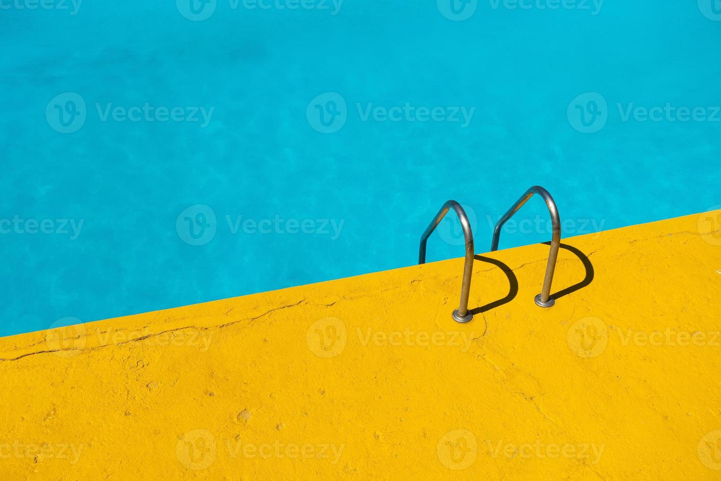 sauter dans la piscine fraîche photo