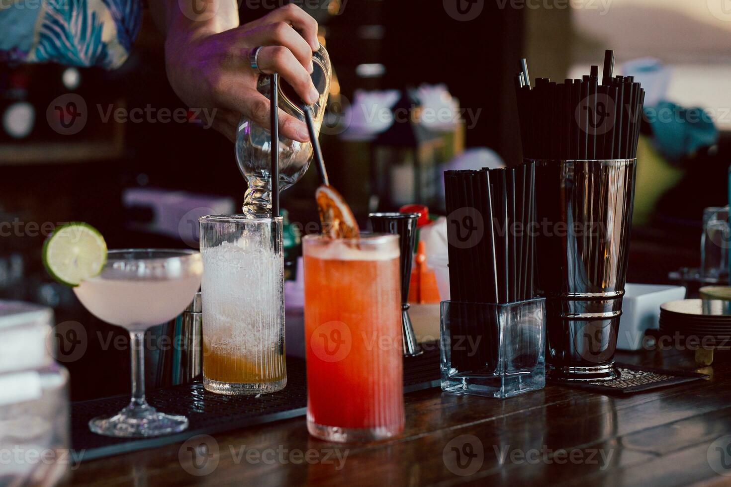 barman en train de préparer une cocktail boisson de pour client. photo