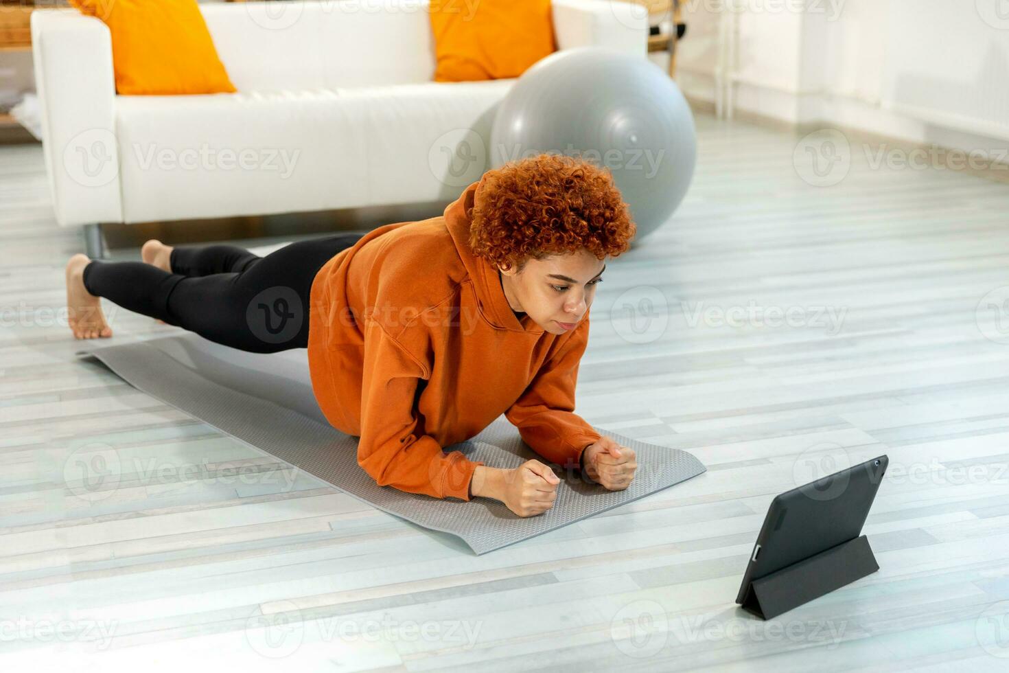 aptitude faire des exercices entraînement. Jeune en bonne santé en forme africain fille Faire planche exercice sur yoga tapis sur sol à maison. athlétique femme dans tenue de sport formation pilates. sport et aptitude. photo
