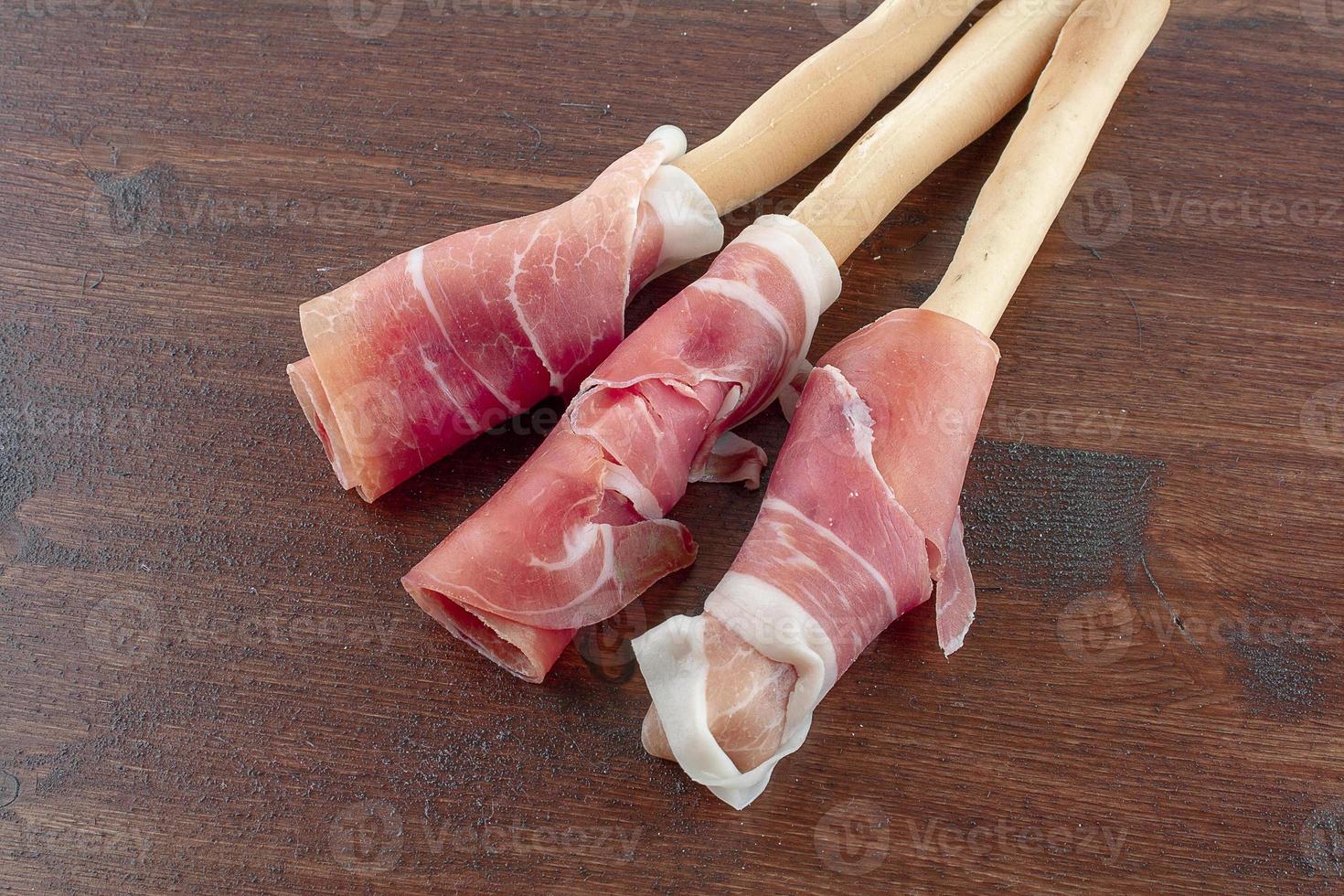 jambon cru enroulé sur du pain photo