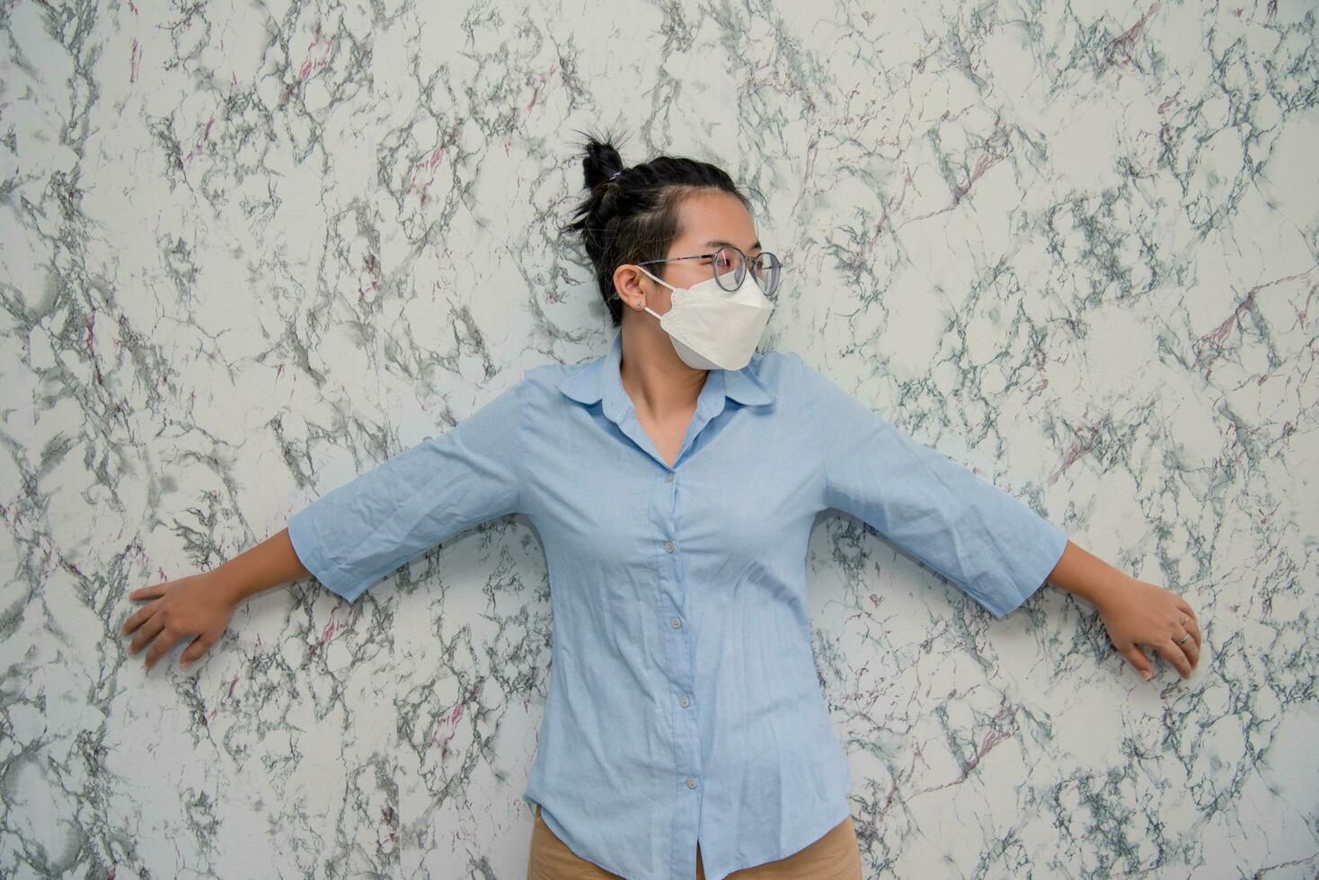 élégant femme homme portant une bouche protection à prévenir avoir malade à travail ou sur le façon à travail isolé sur blanc arrière-plan, pandémie et social distanciation concept.covid-19 photo