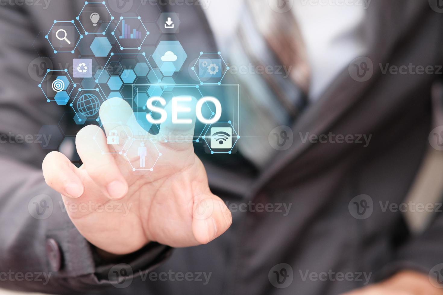 concept de marketing d'optimisation de moteur de recherche SEO homme d'affaires photo