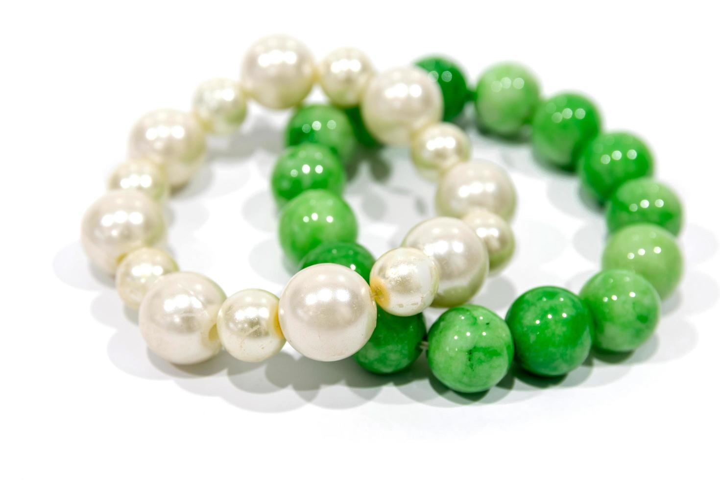 bracelets de perles isolés sur fond blanc photo