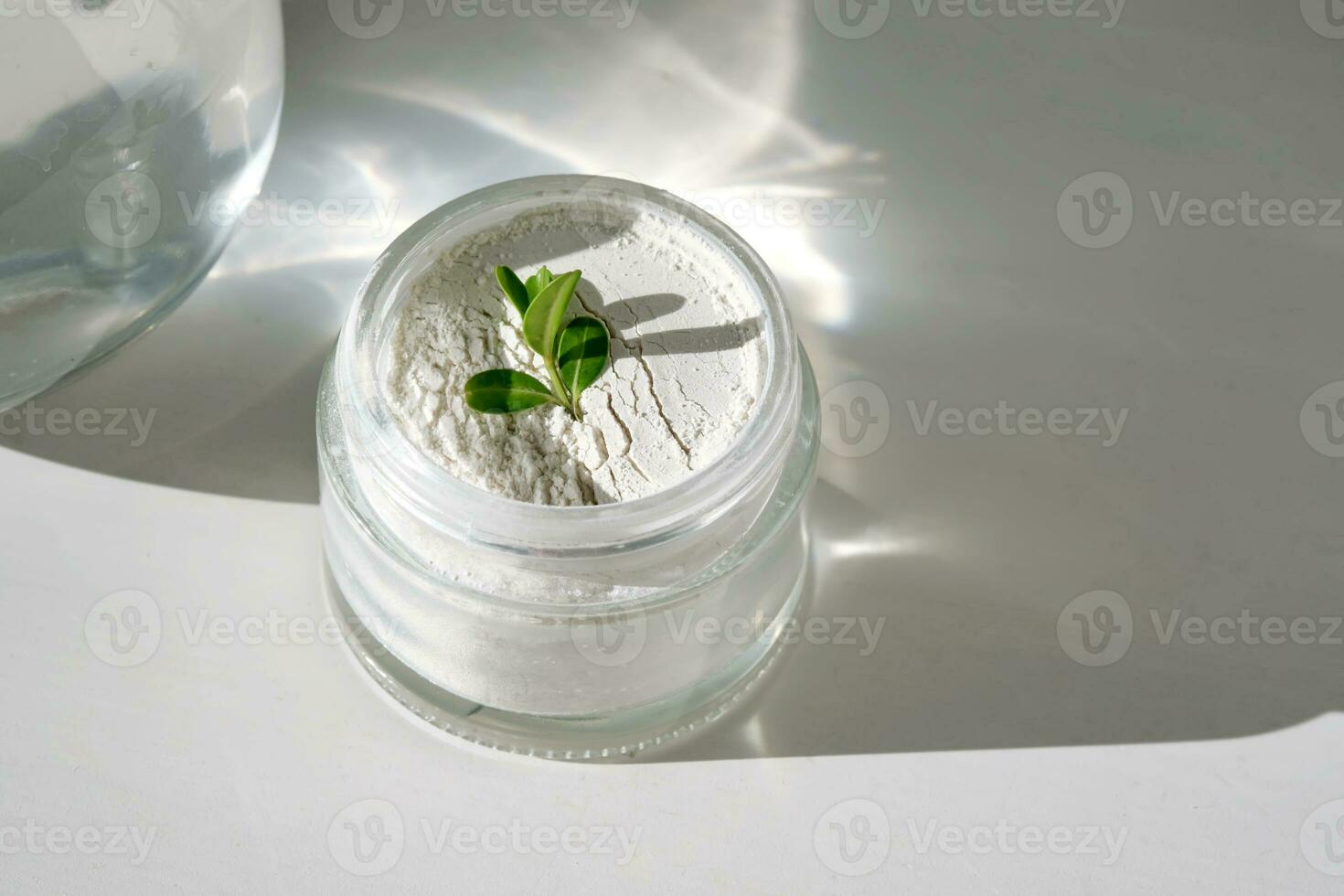 un ouvert pot de faciale frotter poudre avec une vert brin. photo