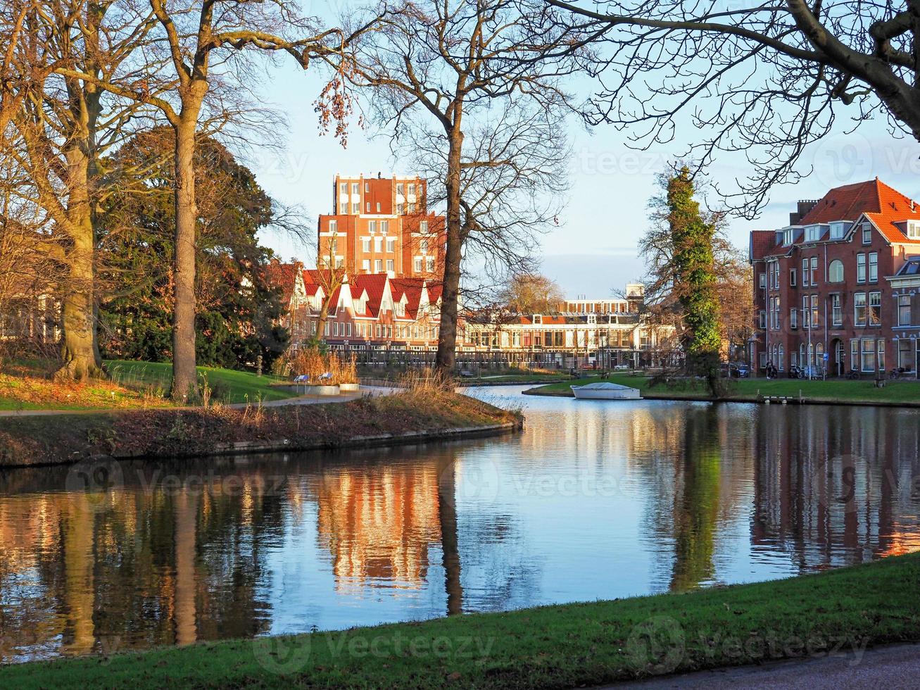 Vue sur un canal à leiden aux Pays-Bas photo