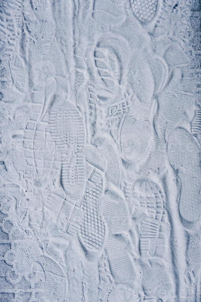 empreintes de pas sur le sable blanc photo