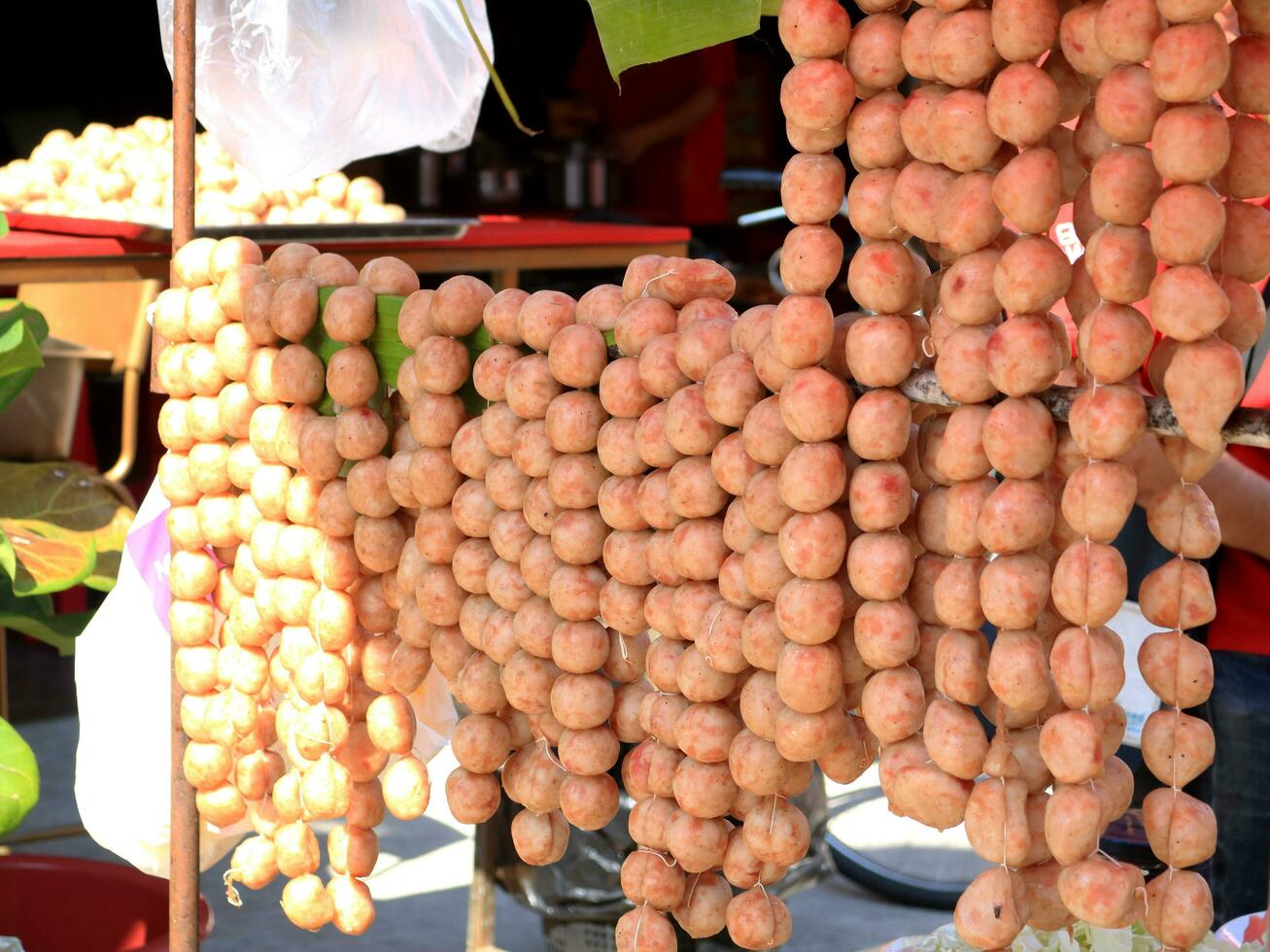 brut thaïlandais nord-est modes saucisse ou sai krok est un fermenter par lumière du soleil fabriqué de hacher porc et riz. grillé saucisse manger avec gingembre, Chili, chou. photo