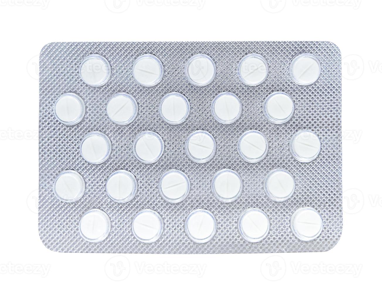 Pilules sous blister isolé sur fond blanc photo