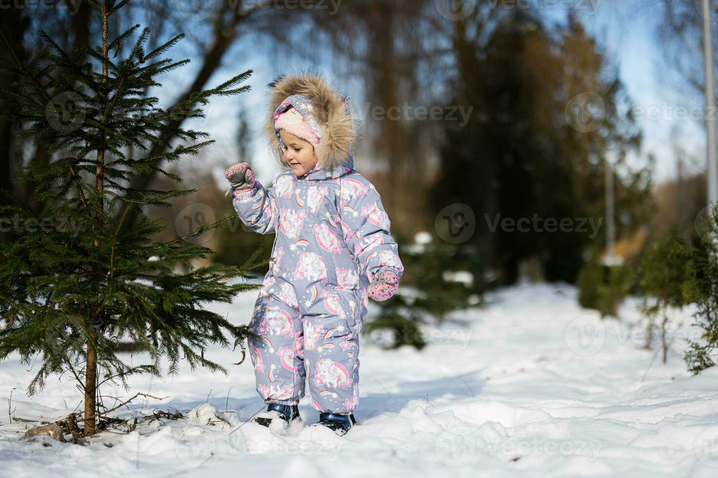 Bébé Fille Porter Une Combinaison De Neige Enfant Sur Une Journée  Ensoleillée D'hiver Gelée Photo stock - Image du gosse, froid: 268890016