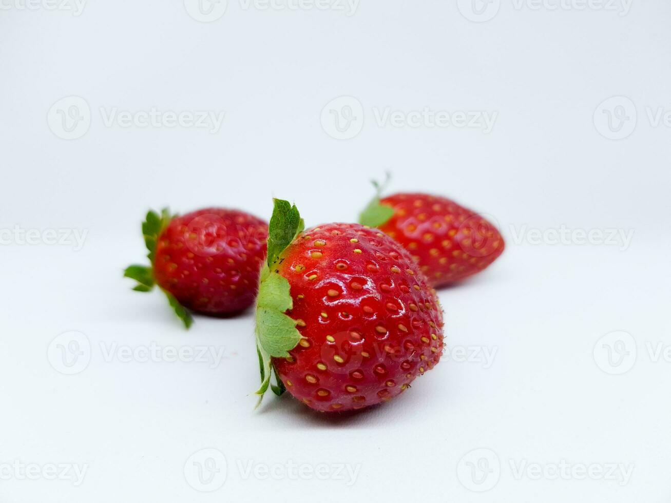 fraises sur fond de bois photo