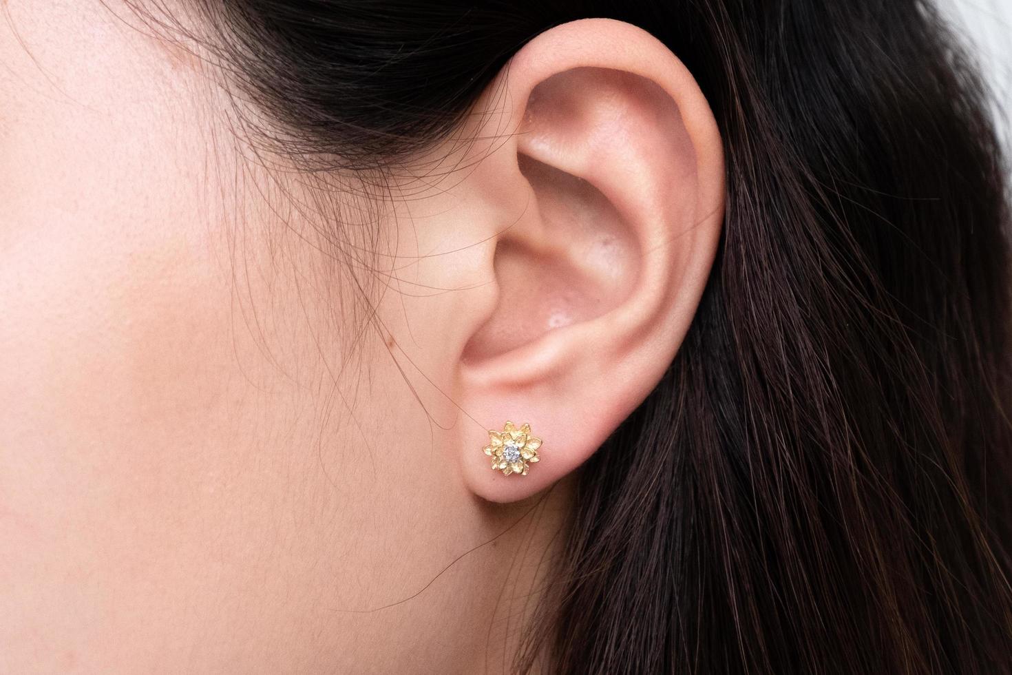 boucle d'oreille en diamant sur l'oreille d'une femme asiatique photo