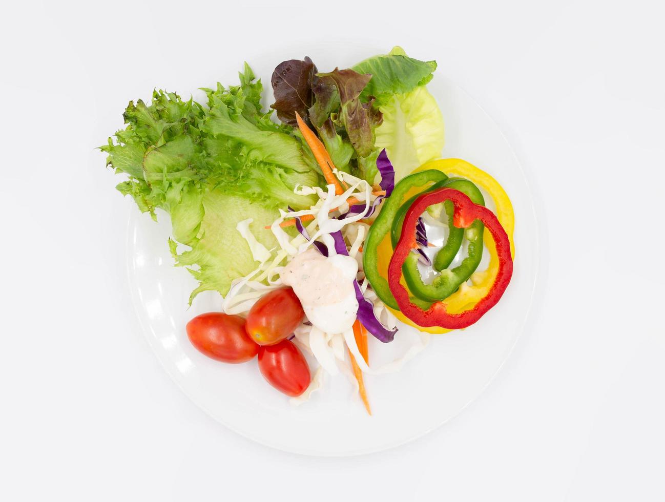 salade de légumes frais sur fond blanc photo