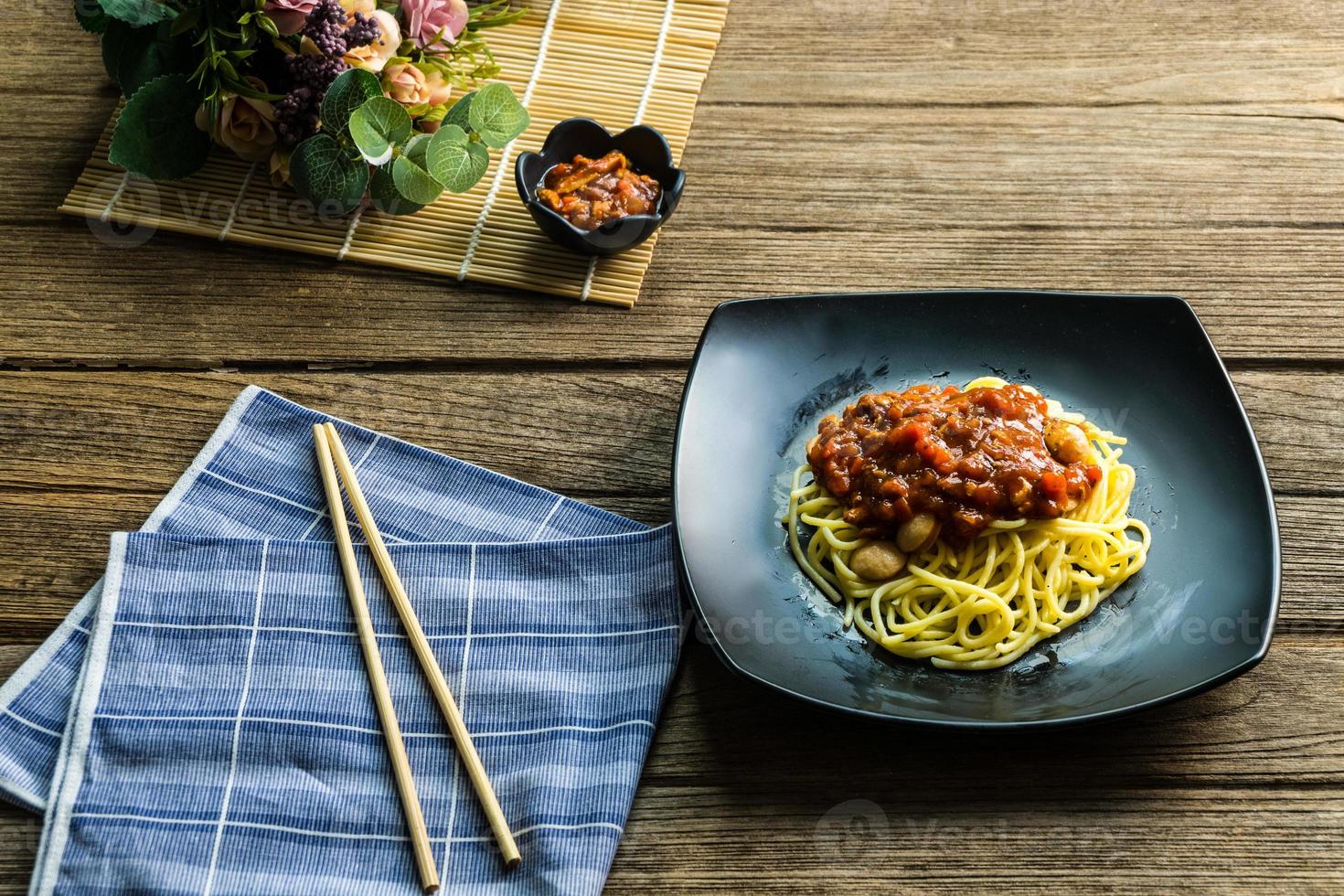 pâtes spaghetti aux saucisses et sauce tomate photo