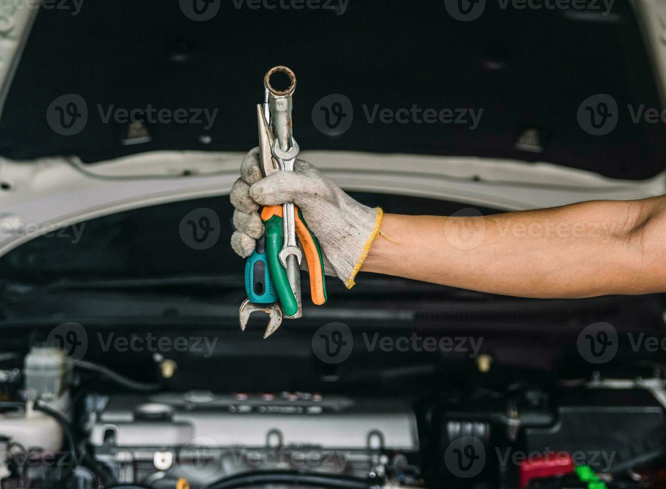 Compartiment Moteur Sous Le Capot De La Voiture Avec L'accent Sur La Jauge  D'huile. Contrôle Et Changement Du Concept D'huile Photo stock - Image du  moteur, moderne: 215885352