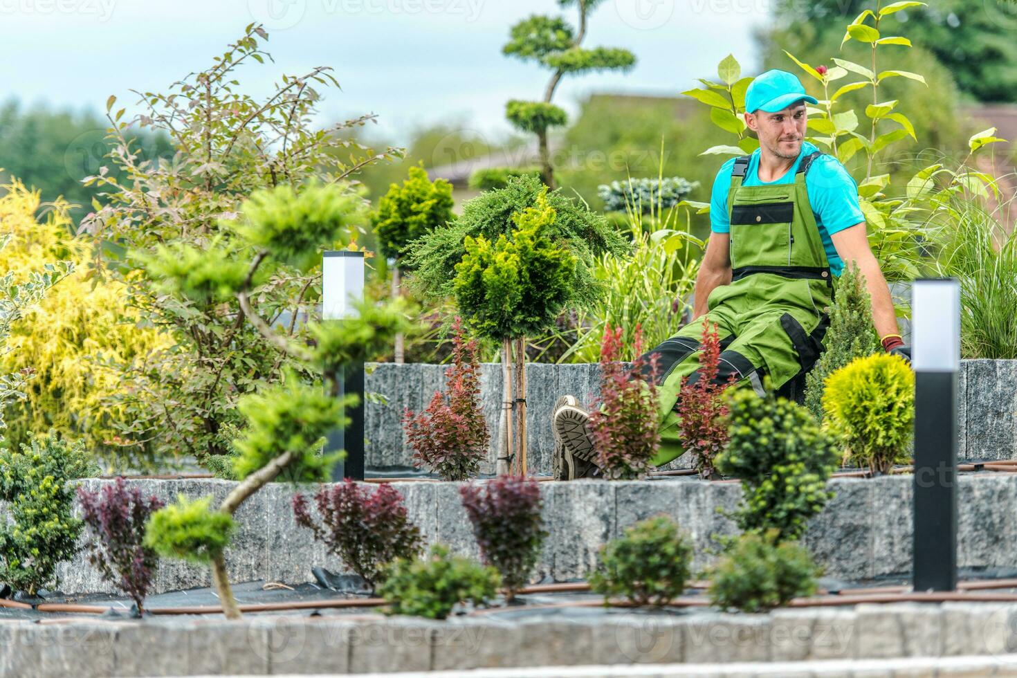 jardinier fier de le sien travail photo