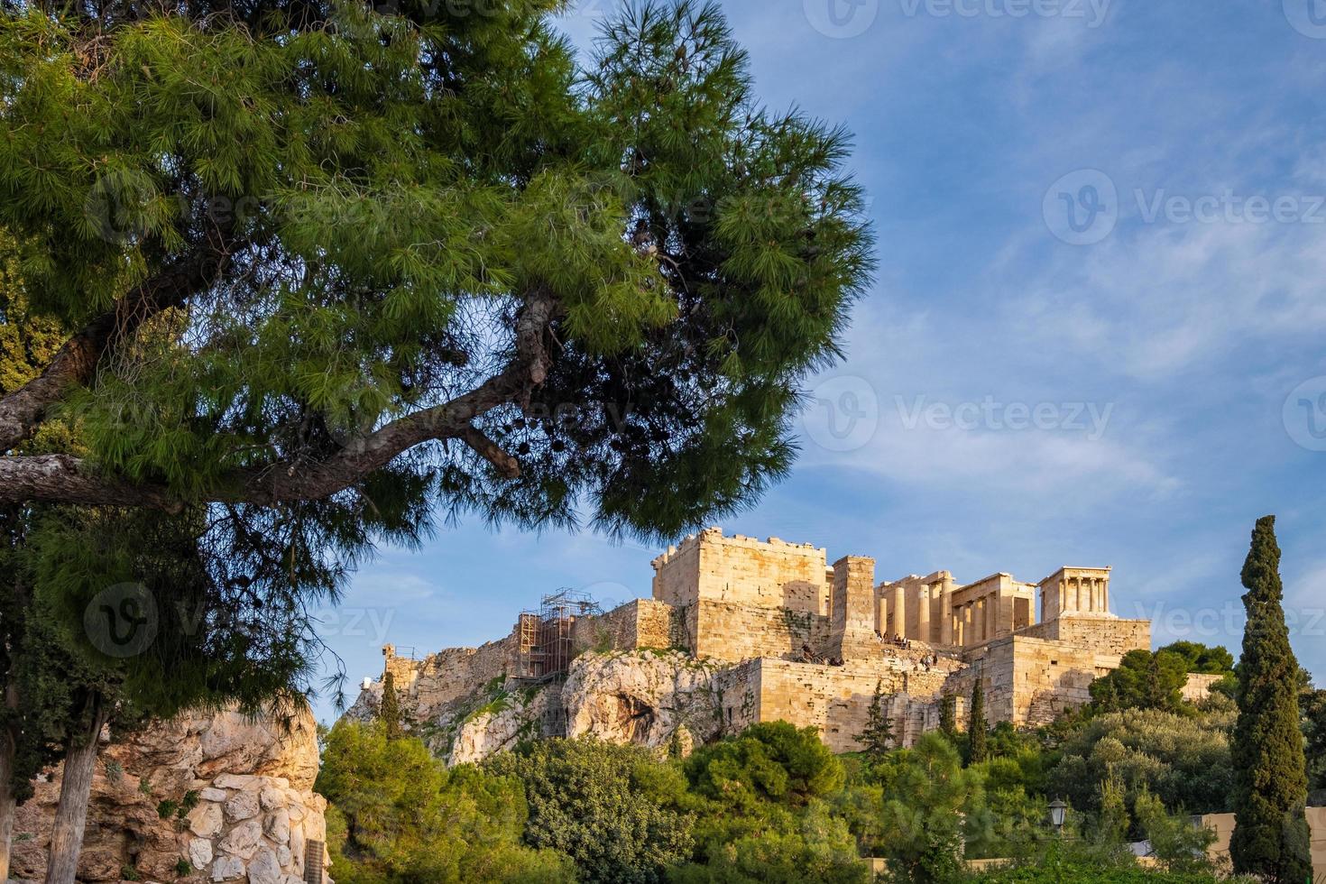 Vue de l'acropole d'Athènes en Grèce à partir d'une colline rocheuse à travers le rocher de l'acropole photo