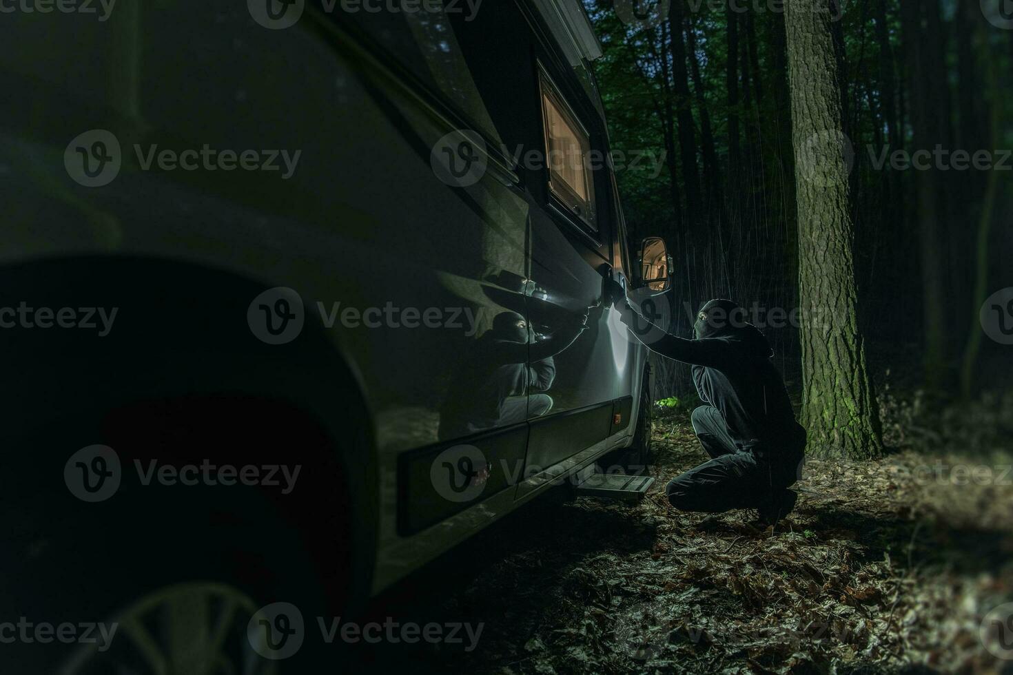 voleur en essayant à Pause le fermer à clé de le camping car véhicule photo