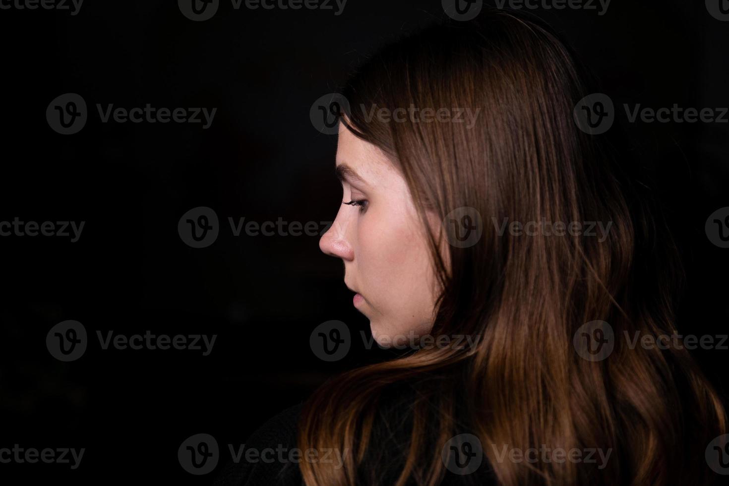 portrait d'une jeune fille lors d'une réception en soirée photo