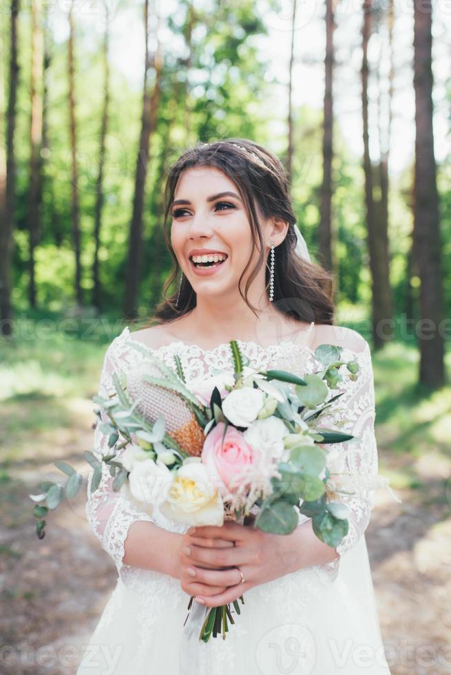 émotions de style rustique de la mariée dans la nature photo