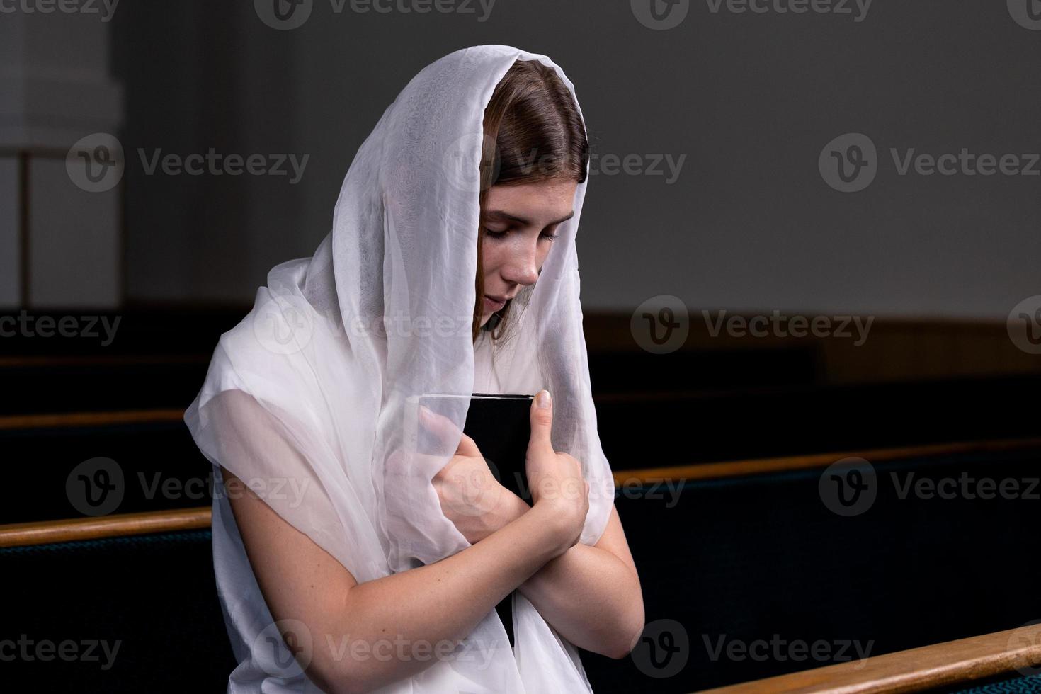 une fille chrétienne priant avec un cœur humble dans l'église photo