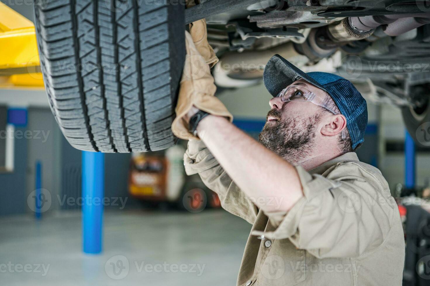 professionnel mécanicien vérification véhicule suspension photo