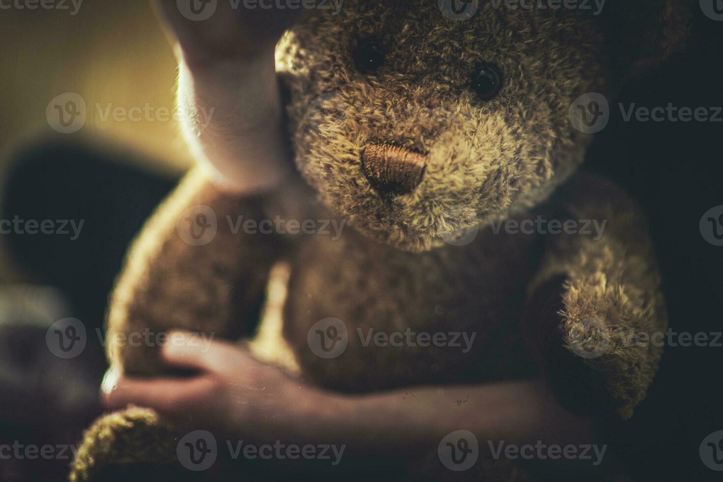 proche vue de nounours ours jouet dans enfant bras. photo