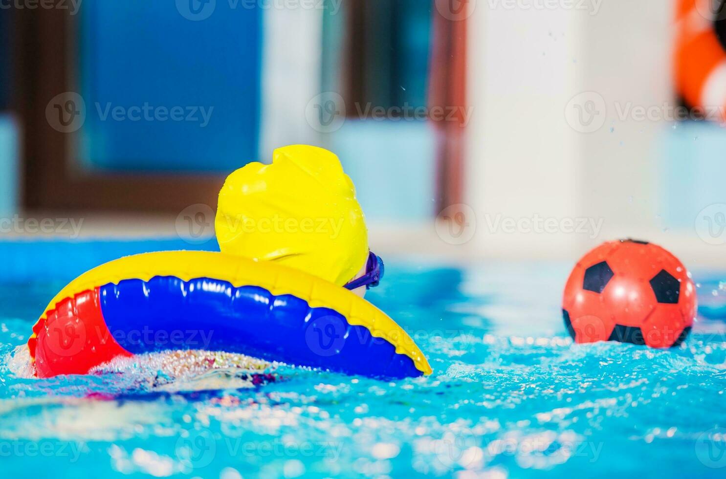 enfant en jouant dans le bassin photo