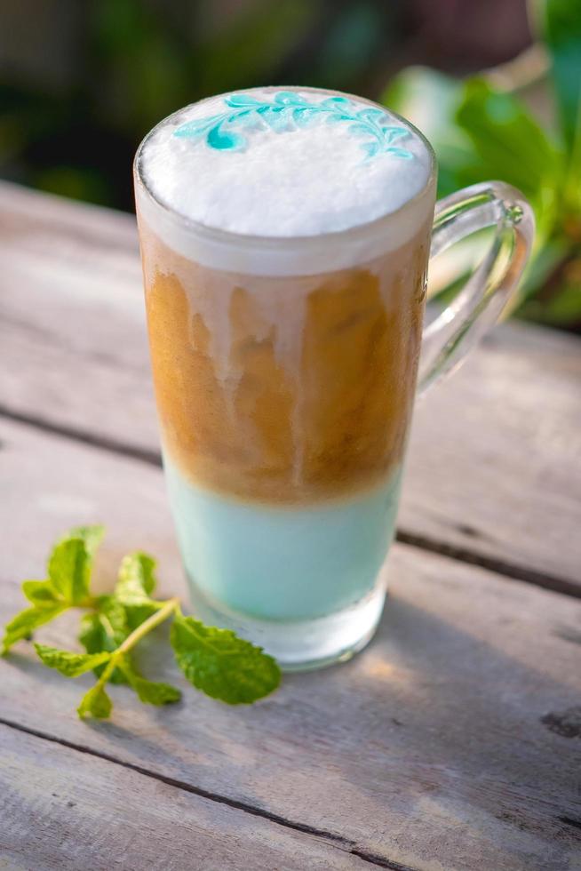 Café glacé à la menthe en verre avec des feuilles de menthe photo