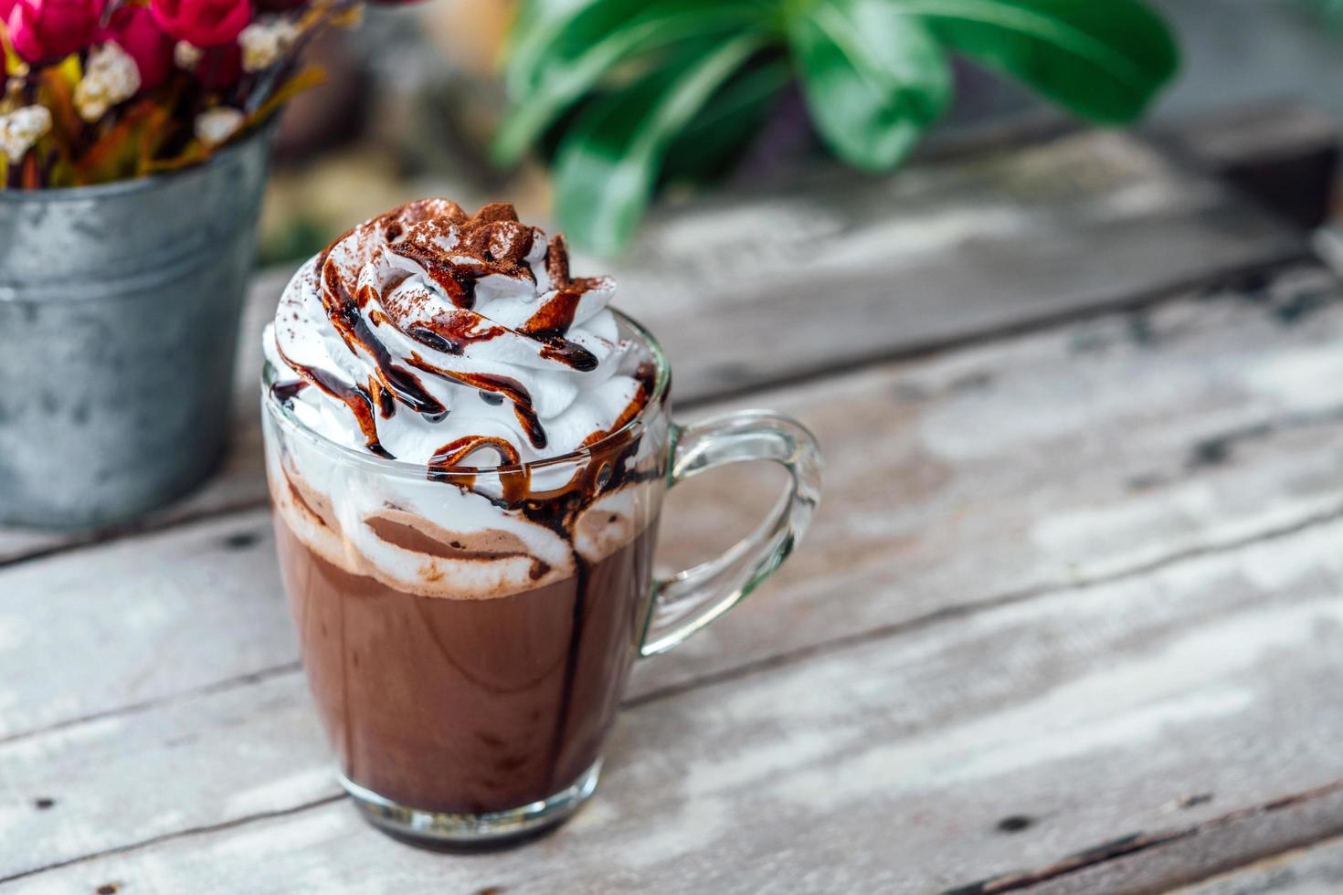 chocolat chaud cacao dans une tasse en verre avec crème fouettée photo