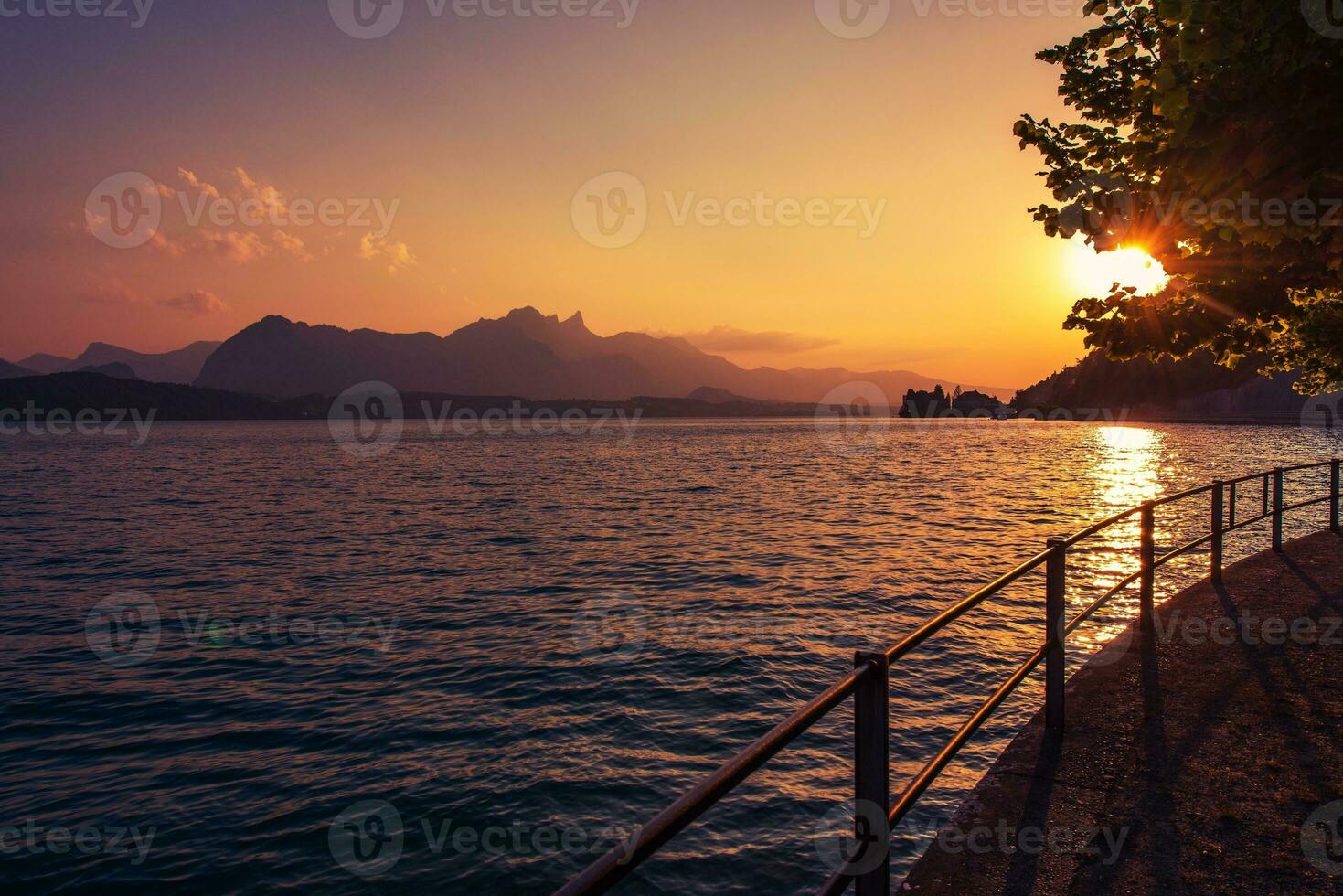 interlaken Lac Thun le coucher du soleil photo