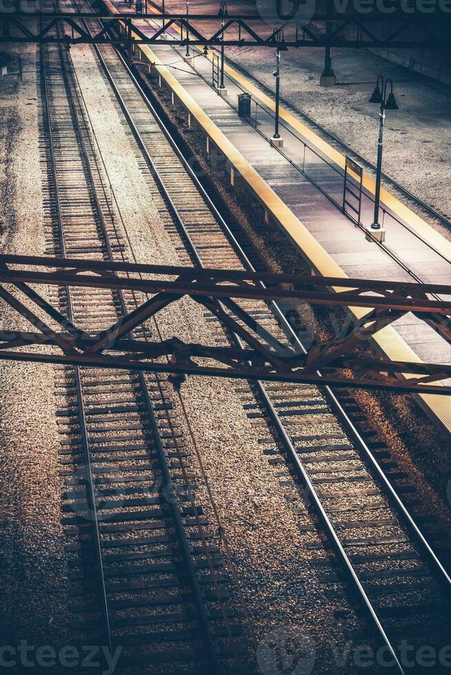 le chemin de fer station à nuit photo