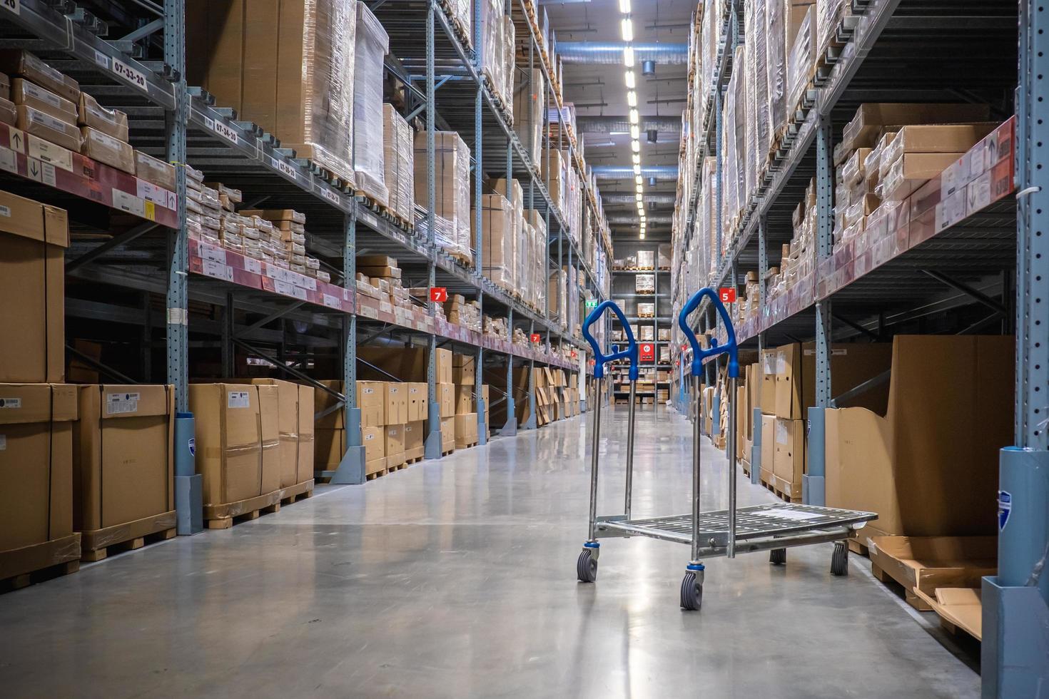 un chariot dans l'allée de l'entrepôt dans un magasin ikea photo