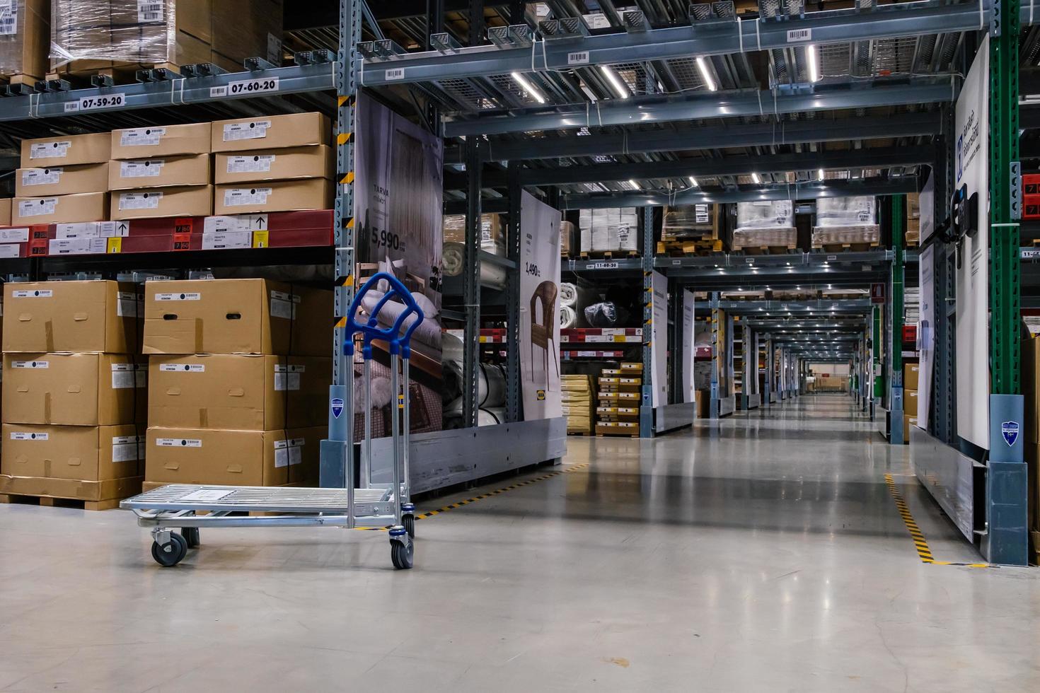 un chariot dans l'allée de l'entrepôt dans un magasin ikea photo