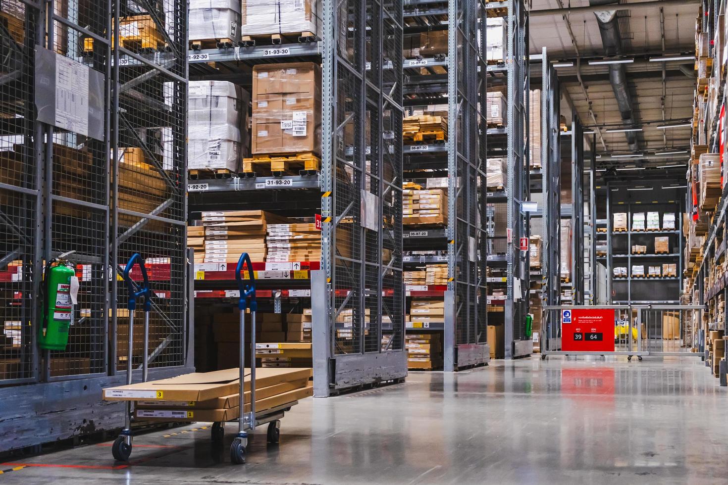 un chariot dans l'allée de l'entrepôt dans un magasin ikea photo