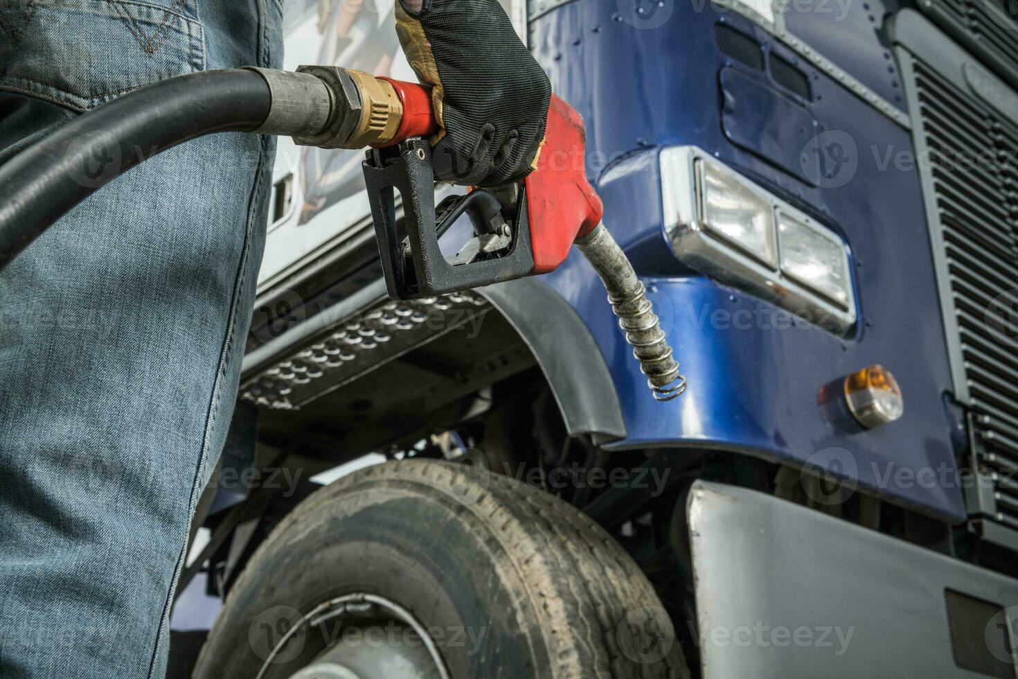 camionneur dans de face de le sien un camion en train de préparer pour diesel ravitaillement photo