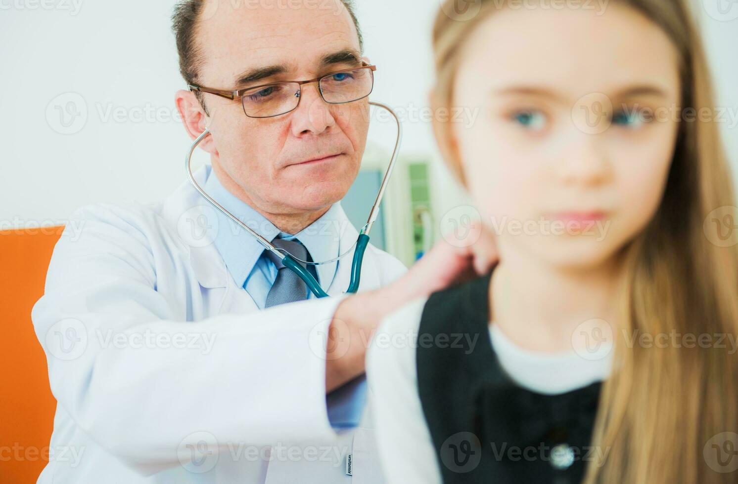 médecin examiner peu fille photo