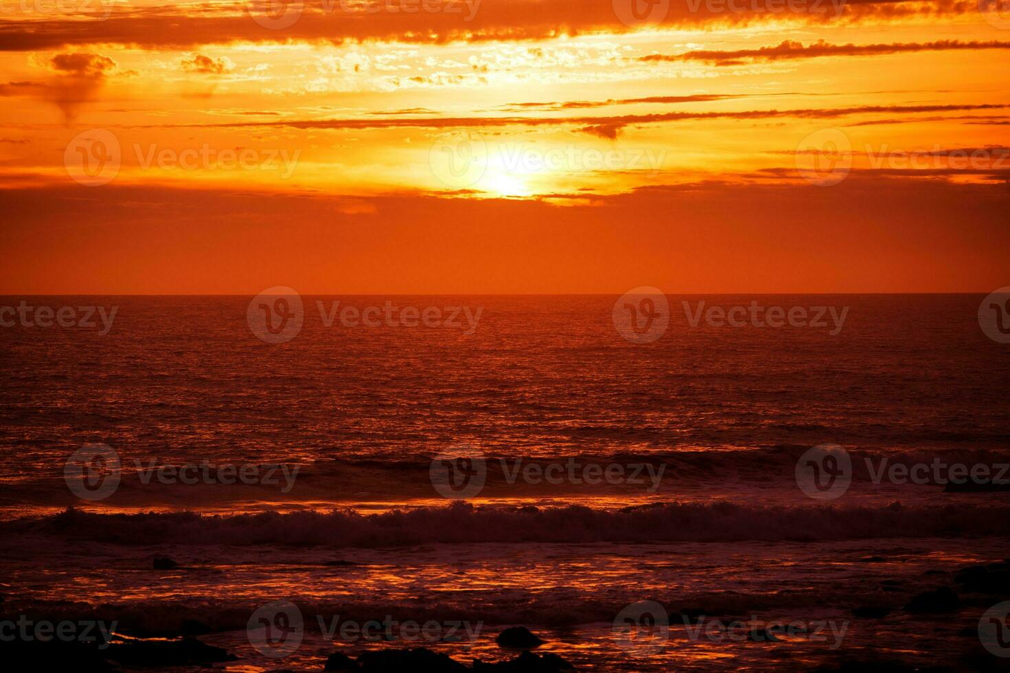 scénique rouge océan le coucher du soleil photo