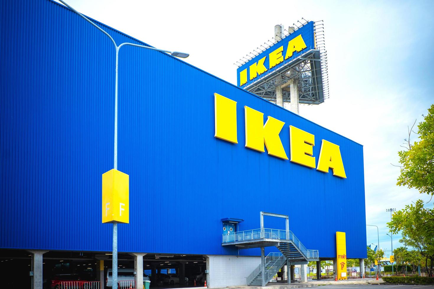 Logo de l'entreprise de meubles Ikea sur l'extérieur du bâtiment photo