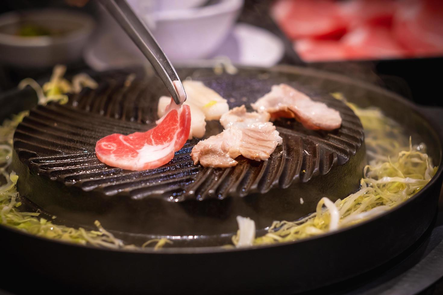 Porc à la façon d'un barbecue sur la lèchefrite coréenne photo