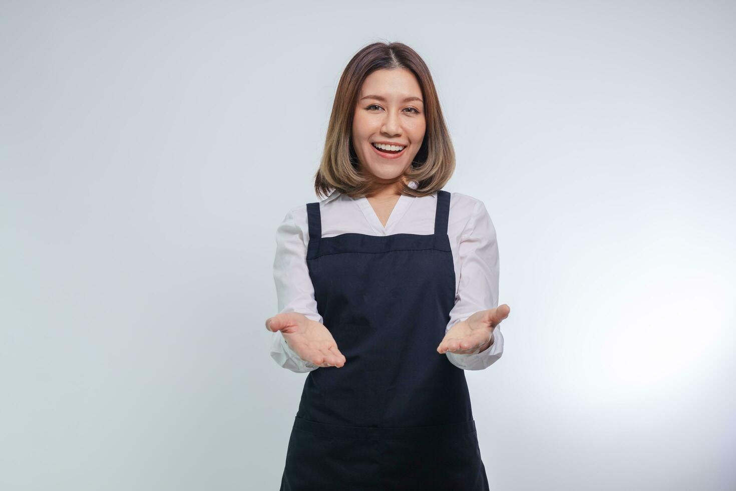 une femme asiatique accueille l'invité et prend la commande. photo