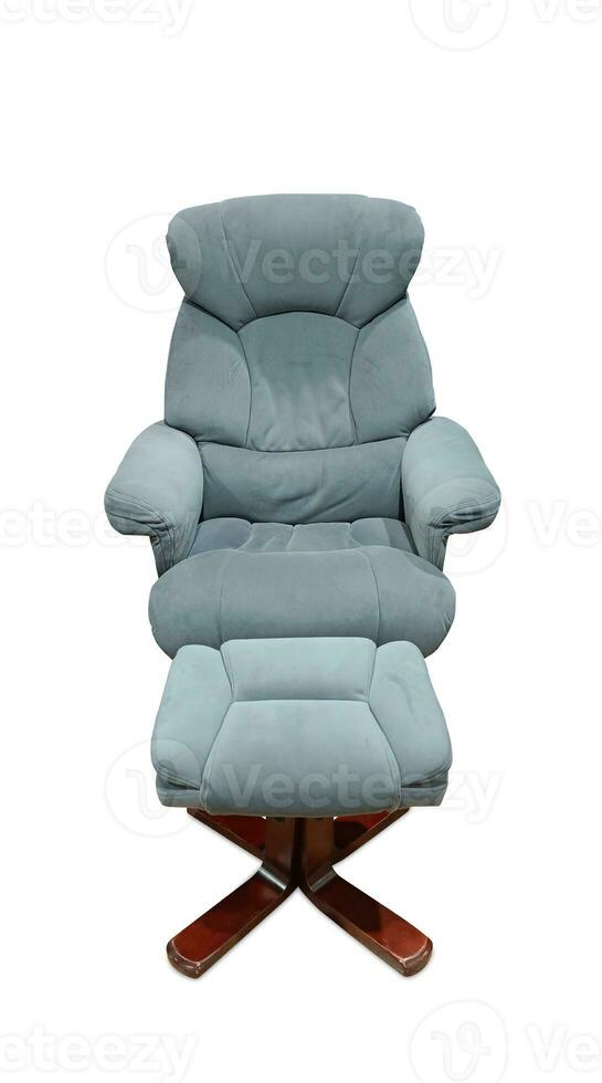 bleu cuir inclinable fauteuil et tabouret ensemble et marron en bois jambe sur blanc arrière-plan, objet, meubles, ancien, rétro, moderne, copie espace photo