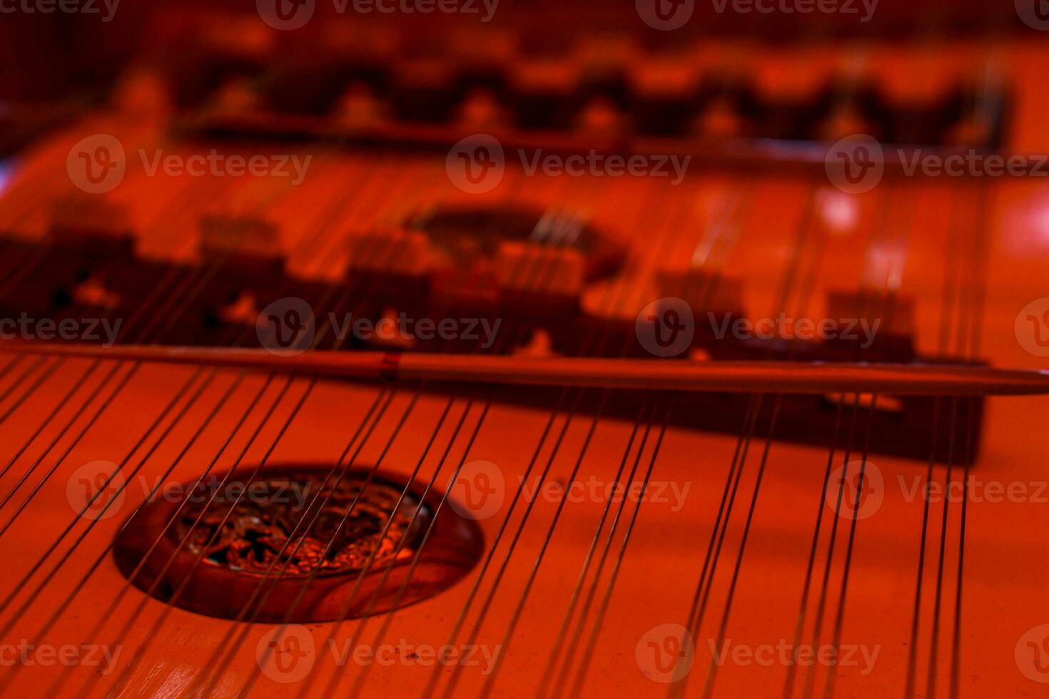 fermer et surgir de thaïlandais musical instrument dans rouge lumière. photo