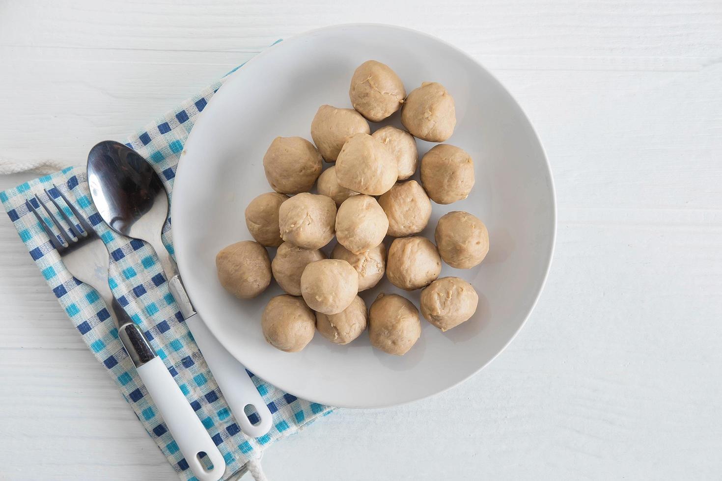 boulettes de viande sur une assiette sur la table photo