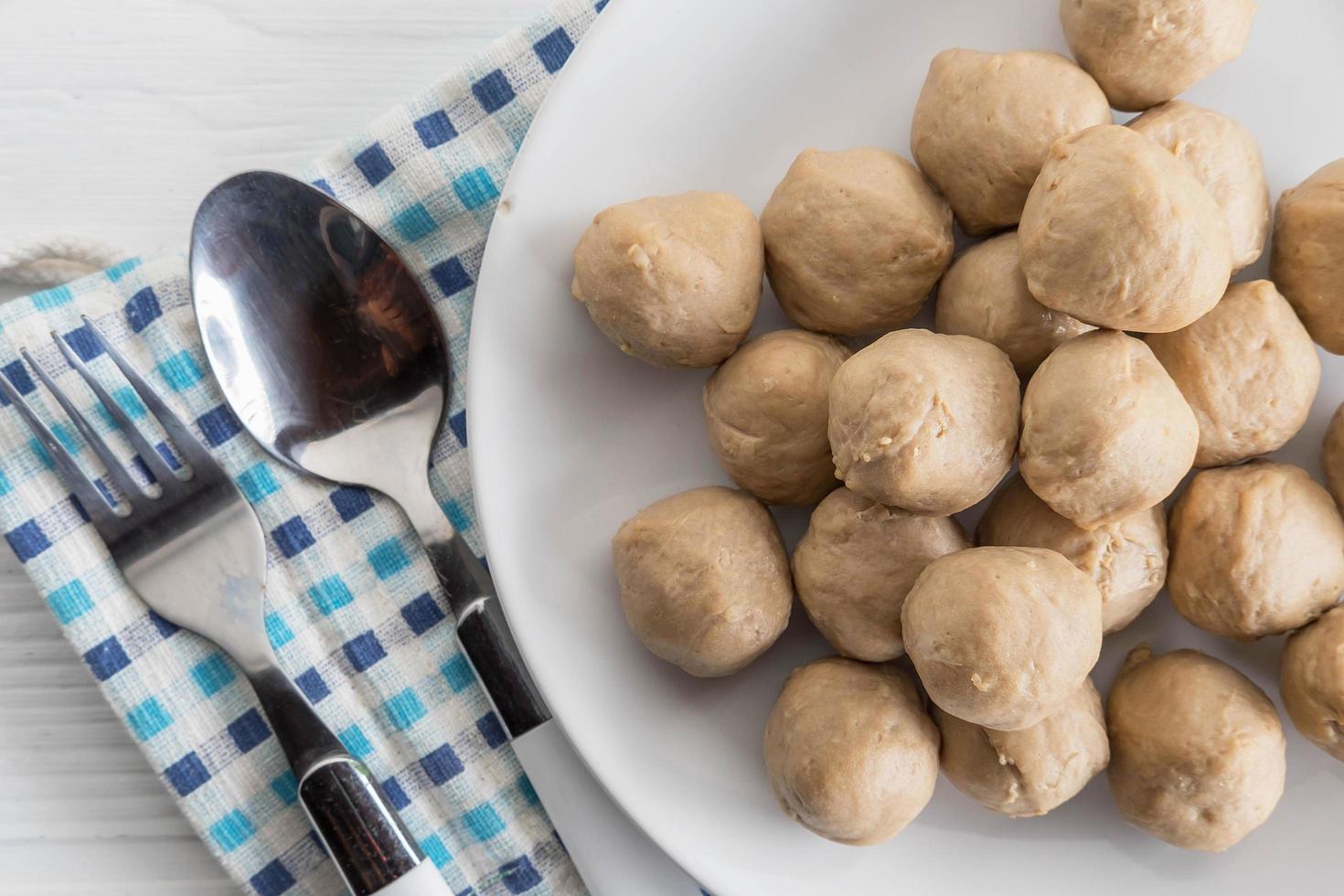 boulettes de viande sur une assiette sur la table photo