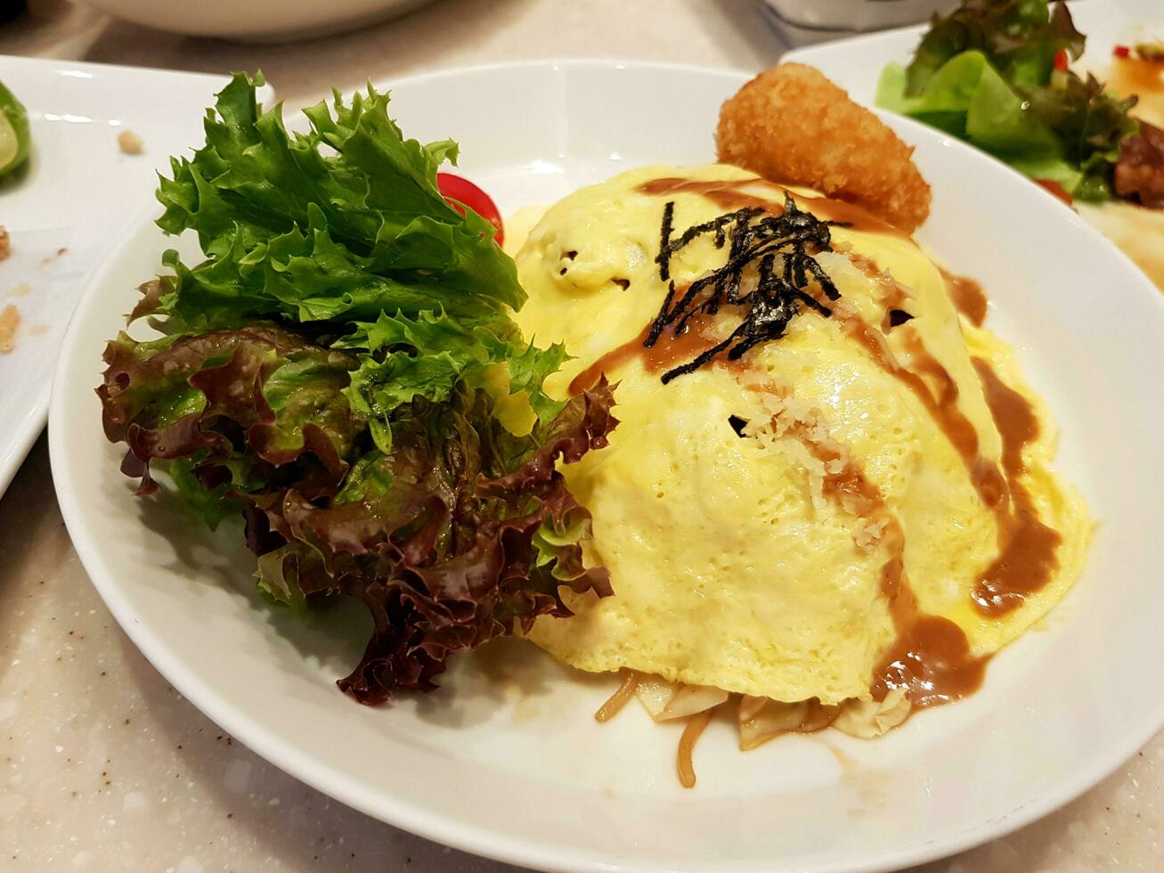 frit Oeuf avec nouille, légume et Profond frit porc sur blanc plat. spécial menu et savoureux photo